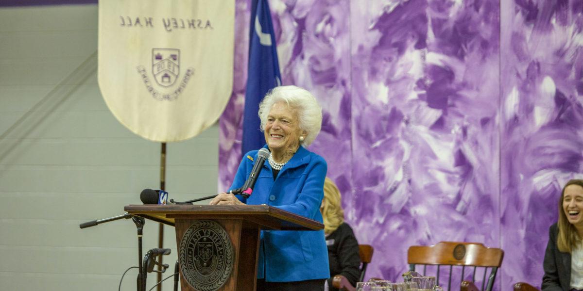 十大最好的网赌平台 alumna and former First Lady 芭芭拉·皮尔斯·布什 '43 visits campus in 2016