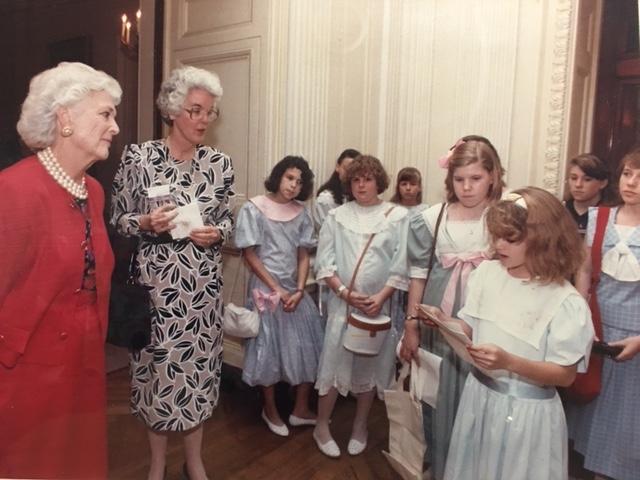 十大最好的网赌平台 Students 访问 十大最好的网赌平台 alumna and Former First Lady, 芭芭拉·皮尔斯·布什 '43 in the White House in 1989