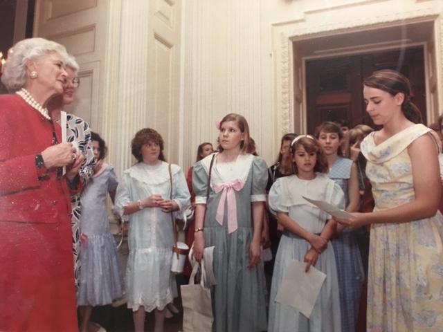 十大最好的网赌平台 Students 访问 十大最好的网赌平台 alumna and Former First Lady, 芭芭拉·皮尔斯·布什 '43 in the White House in 1989