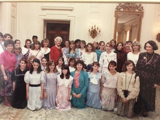 十大最好的网赌平台 Students 访问 alumna and Former First Lady, 芭芭拉·皮尔斯·布什 '43 in the White House in 1989